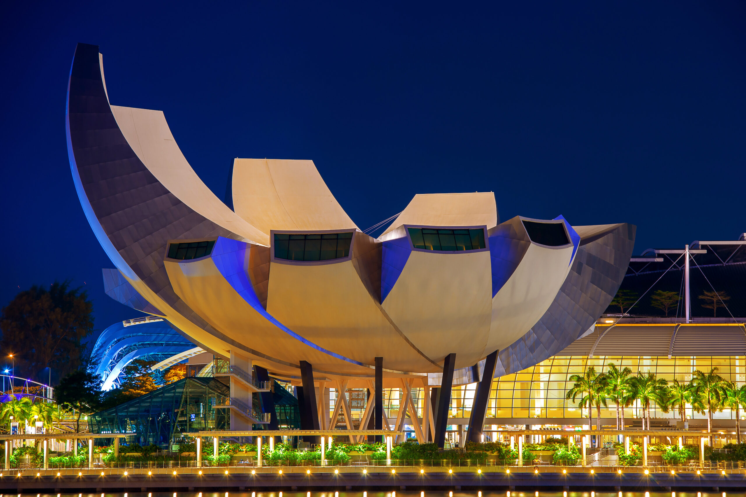SINGAPORE – FEB 10 , 2017 : Singapore cityscape at night in Sing SINGAPORE - FEB 10 , 2017 : Singapore cityscape at night in Singapore.